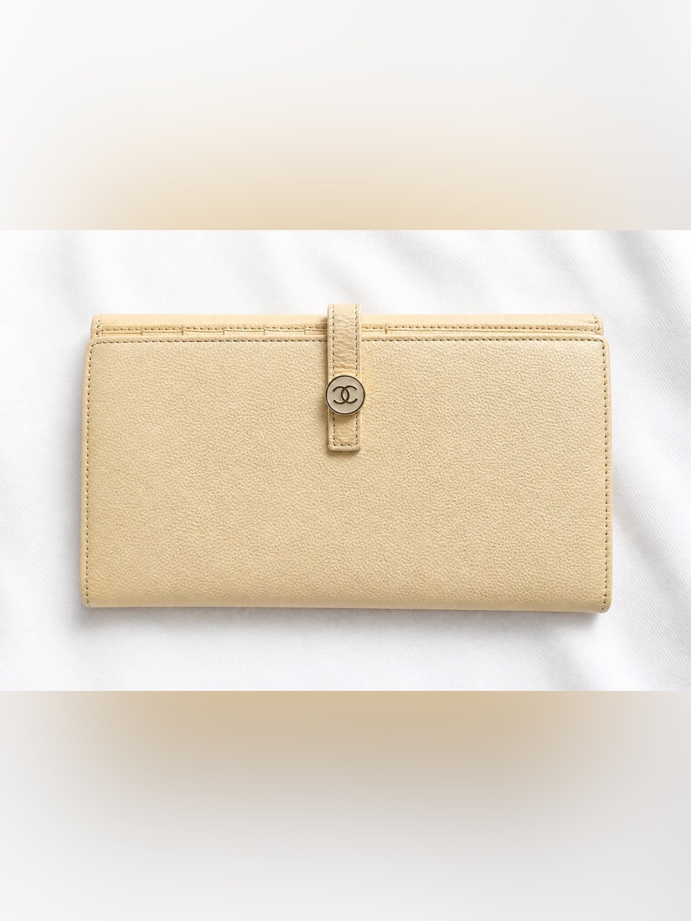 Authentic Chanel Vintage Beige Caviar Leather Long Wallet CC Logo Authenticated